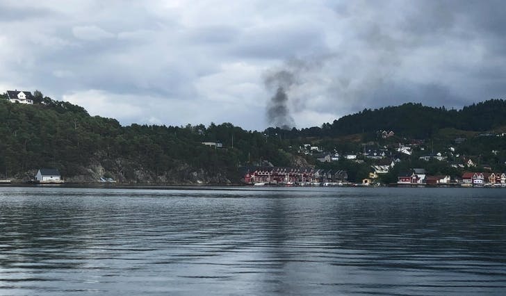 Røyken frå traktorbrannen på Særvoll var synleg på god avstand, som her på Skeie. (Foto: Kjetil Vasby Bruarøy)