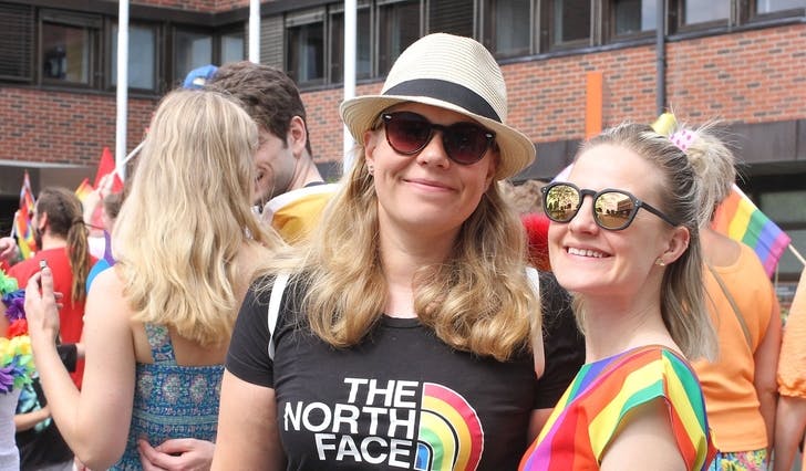 VAR MED I PARADEN: Camilla Fløisand og Marte Fredriksen syntes det var betydningsfullt å være i pride-toget (Foto: Nora Flatseth Trippestad). 