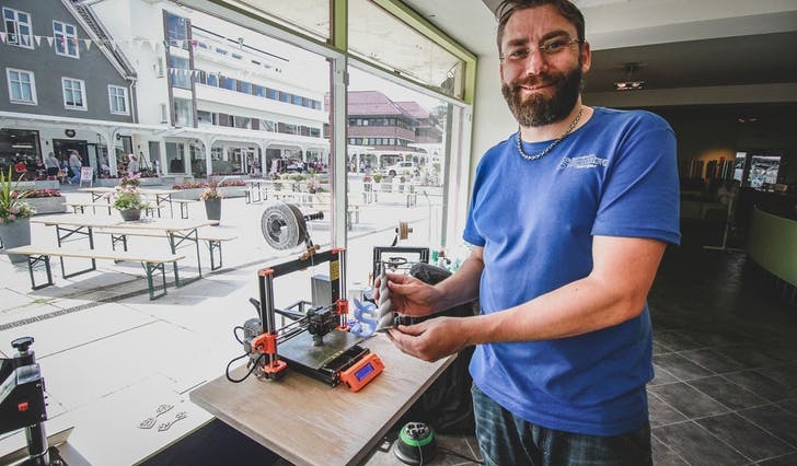 Daniel Klafstad viser fram eit einehjørnigsspyd som vart laga med 3D-printaren. (Foto: ØH)