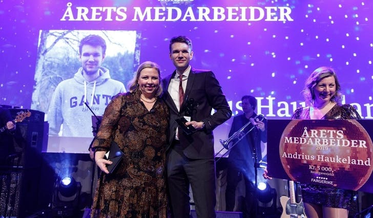 Andrius Haukeland på scenen under årets prisutdeling. (Foto: Fargerike)