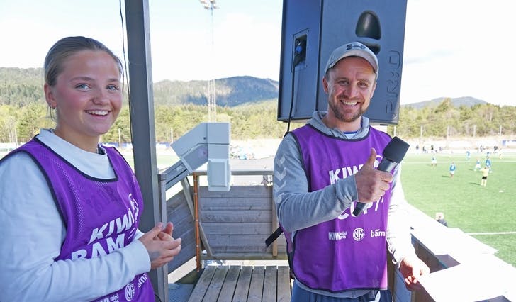 Malin Særvold Halvorsen og Martin Røttingen Eidsvik i speakerbua under den nye cupen på Nore Neset i fjor. (Foto: Kjetil Vasby Bruarøy)