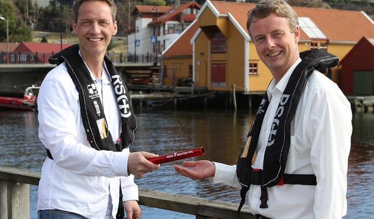 Endre Ytreland frå Redningsselskapet gav Søviknes stafettpinn og redningsvest. (Foto: Kjetil Vasby Bruarøy)