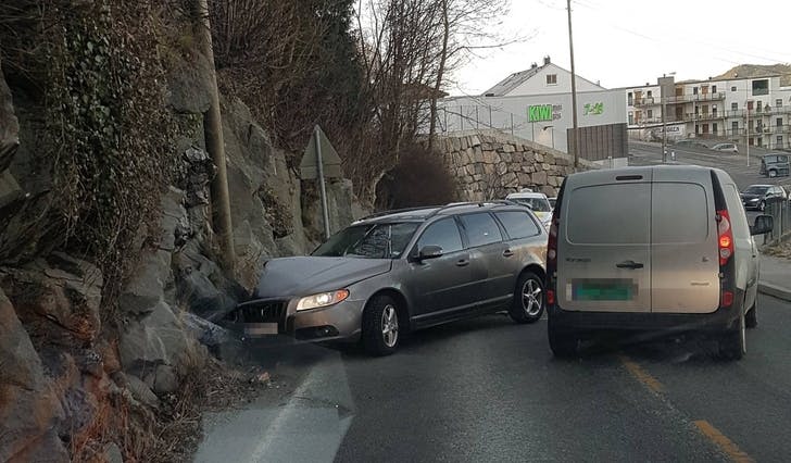 Trafikkulykke på Hatvikvegen tysdag morgon. (Lesarbilde, tips@midtsiden.no)