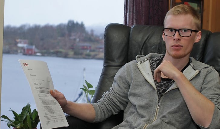 Steffen sit med utsikt over sundet i Øyane med avslaget som fortel at han må ut av Noreg innan 17. februar. (Foto: Kjetil Vasby Bruarøy)