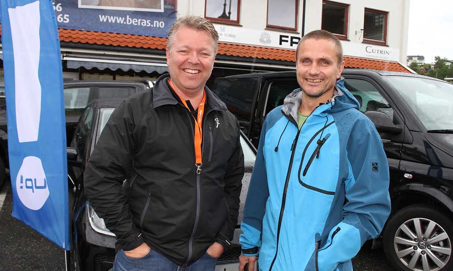 Geir Magne Johnsen frå Møller med potensiell VW-kunde, Vidar Mjånes. (Foto: KVB)