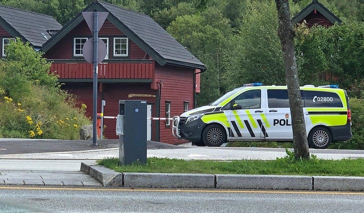 Politiet sto på Halhjem ferjekai laurdag morgon. (Arkivfoto: Kjetil Vasby Bruarøy)