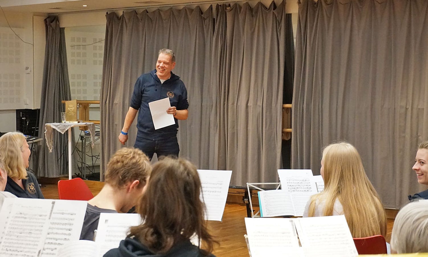 – Har vi ein dirigent her? Styremedlem Ole Irgens leia markeringa på måndag. (Foto: KOG)