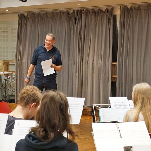 – Har vi ein dirigent her? Styremedlem Ole Irgens leia markeringa på måndag. (Foto: KOG)