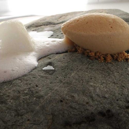 Nedfryst kampstein med brunost-is , tjukkmelk pudding og lett melk-skum. (Foto: KVB)