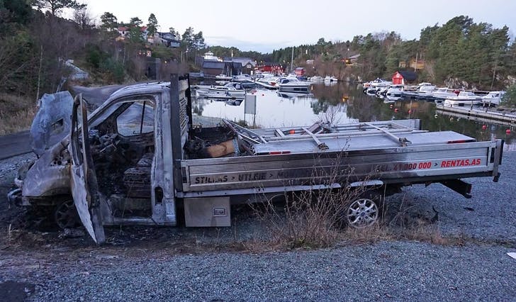 Den 4-5 år gamle lastebilen hadde stått parkert i fleire timar då den brått tok fyr. (Foto: Kjetil Vasby Bruarøy)