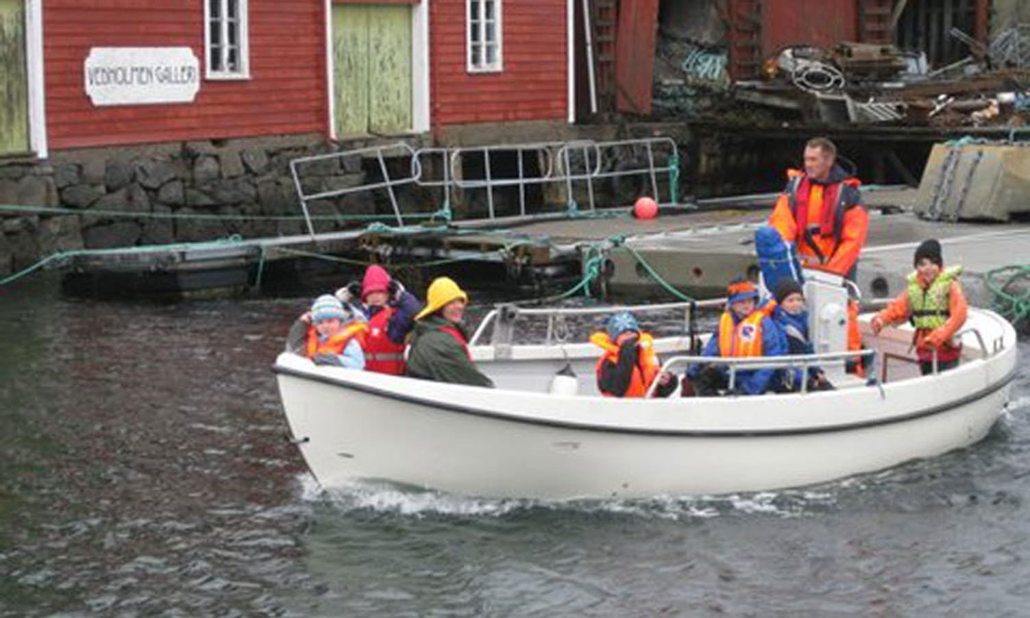 Fleire stilte opp for å hjelpa skulen med å få elevane på fisketur. (Foto: Søre Øyane skule)