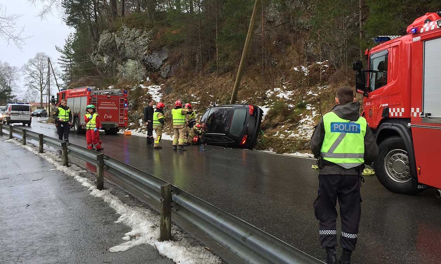 Bilen hadde retning Strøno då han hamna opp etter fjellveggen og inn i ein stolpe. (Foto: KVB)