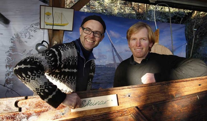 Båtbyggarane Hallgeir Bjørnevik og Bjørn Ådne Kvalvik la siste hand på verket ved å skru på namneskiltet. (Foto: Kjetil Vasby Bruarøy)