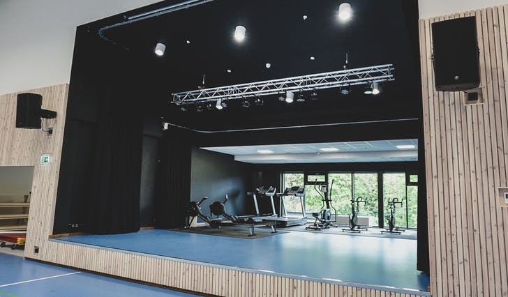 Den fleksible scenen kan brukast til både trening og teater. No får kommunen dekka 500.000 av utgiftene med innreiinga. (Foto: Ørjan Håland)