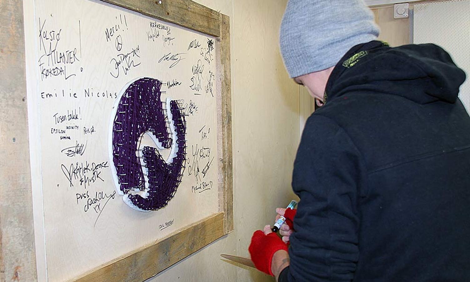 Fredrik kom ikkje unna å skriva autografen på veggen i musikkbingen. (Foto: KML)