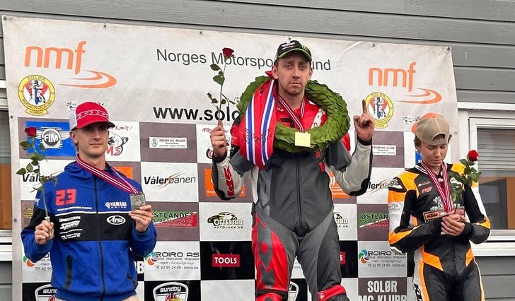 NM-pallen i supersport 300, f.v.: Martin Eriksen (2. plass), Trond Tøsdal (1) og Micke Elias Meltvewit (3). (Foto: Privat)