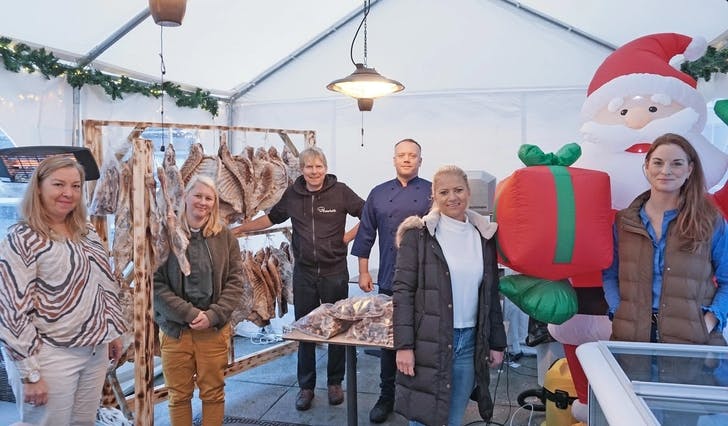 F.v.: Cecilie, Ingrid, Peter, Frank, Marita og Siri Ann i juleteltet til Havnechefen. (Foto: Kjetil Vasby Bruarøy)