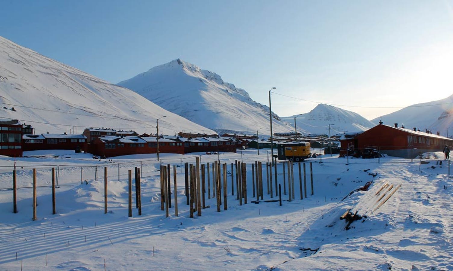 Utbygginga er høg i Longyearbyen. Her kjem eit nytt hotell (foto: AH)
