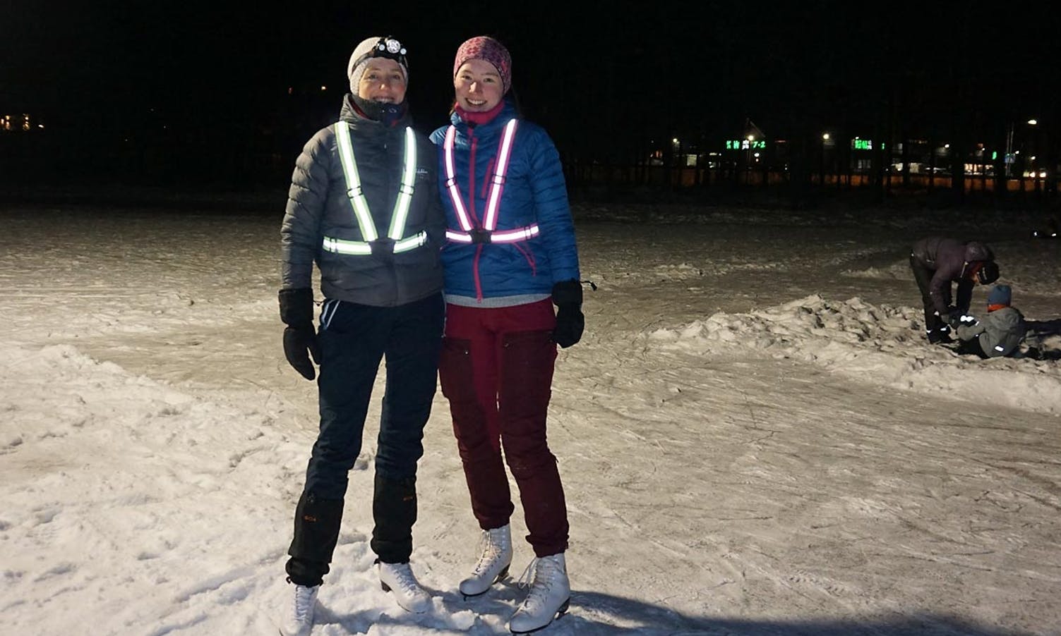 Mor og dotter Siw og Åshild gjekk rett frå skitur til skøytetur. (Foto: KVB)