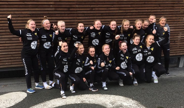 Os jenter 16 kvalifiserte seg i dag til Bring-serien etter tre gode kampar i Steinsvik Arena nær Haugesund. (Privat foto)