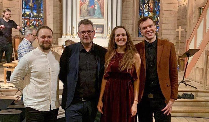 F.v.: Eirik saman med pianist Vidar Eldholm og medvokalistane Heidi Lambach og Chris Lund i Os kyrkje i fjor. (Foto: Privat)
