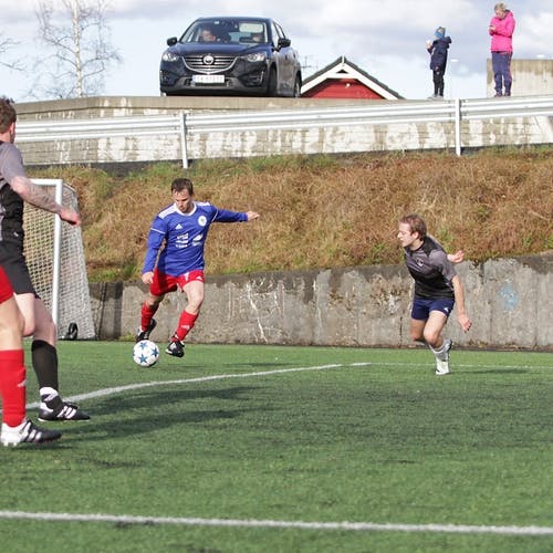 Knut Jørgen vendte av ein mann og reduserte til 2-3. (Foto: KVB)
