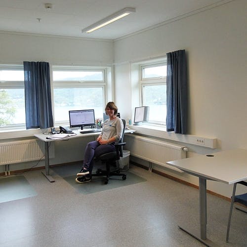 Sigrid Kjennbakken er på plass på det nye kontoret til ergoterapeutene. (Foto: KML)