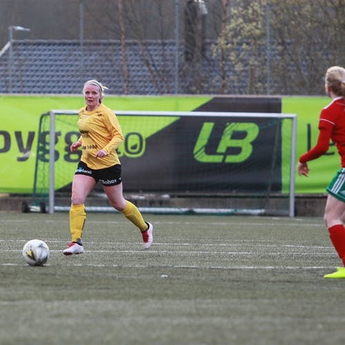 Midtstoppar og veteran Linda Johansen heada inn 1-0 på corner. (Foto: KVB)