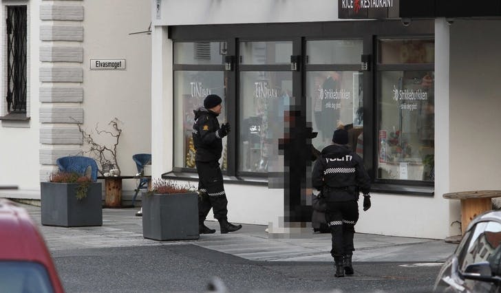 Politiet hadde ei travel stund i jakt på vitne og mistenkte i Os sentrum i går. (Foto: Kjetil Vasby Bruarøy)