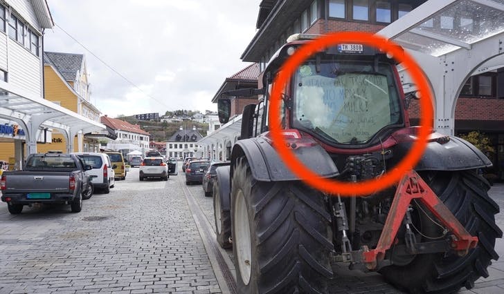 Traktoren ruvar på Øyro, parkert på kortidsparkering ut dagen. (Foto: Kjetil Vasby Bruarøy)