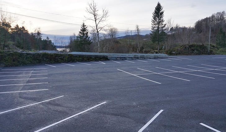 Smievågen har fått 42 oppmerkte parkeringsplassar. (Foto: Kjetil Vasby Bruarøy)