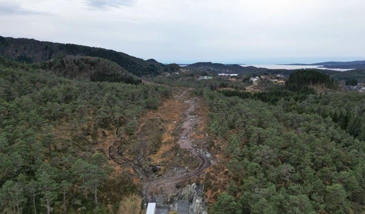 Traseen sett frå Åsen mot Helleskaret i november 2022. (Foto: Vestland fylkeskommune)