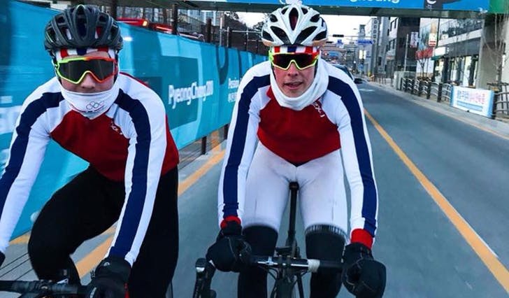 Skøytegutta Sverre Lunde Pedersen og Sindre Henriksen hadde sykkelen med seg då dei var i OL (privat foto)