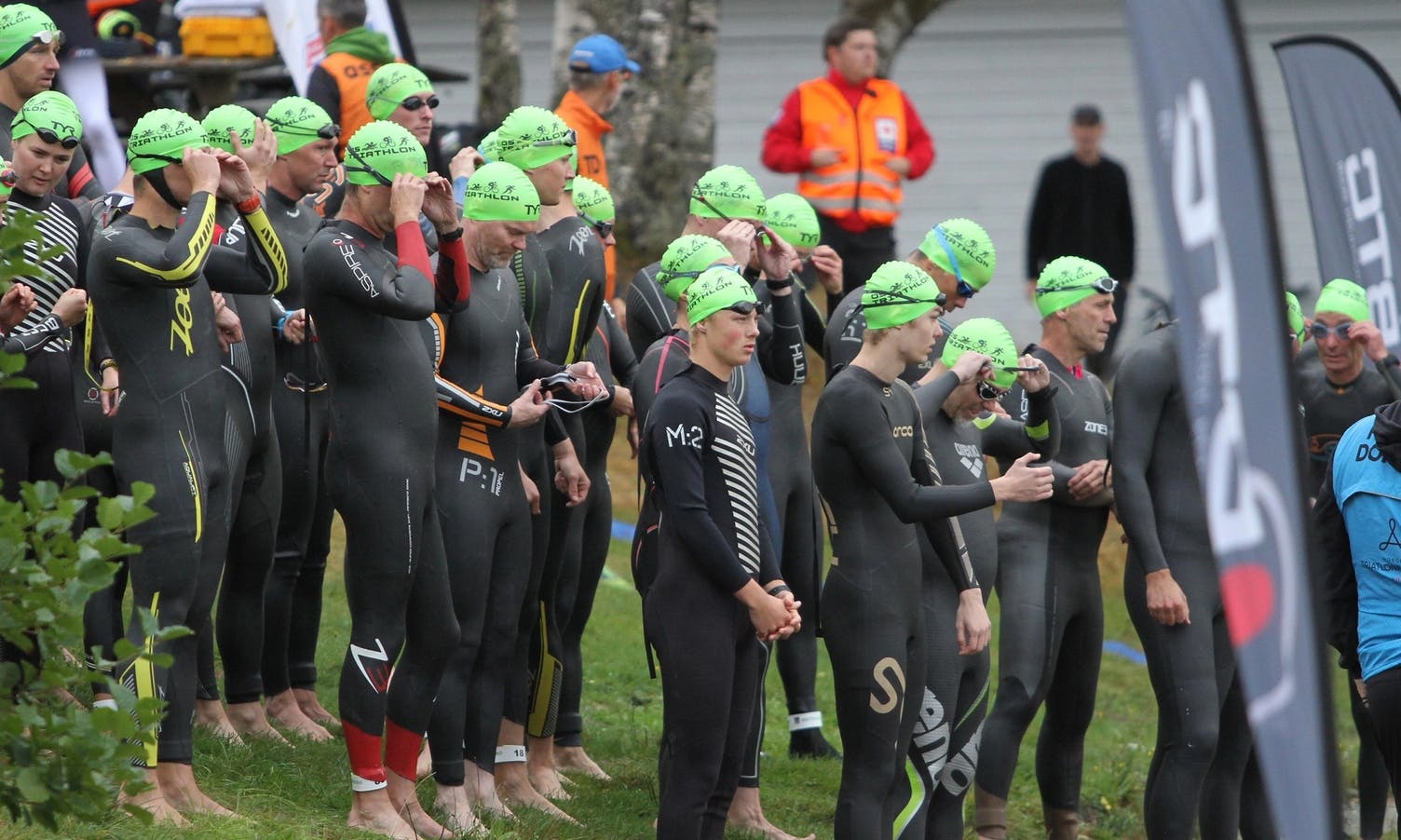 Open klasse/mosjonsklassen fekk grøne badehetter. Os Triathlon 2021. (Foto: Ørjan Håland)