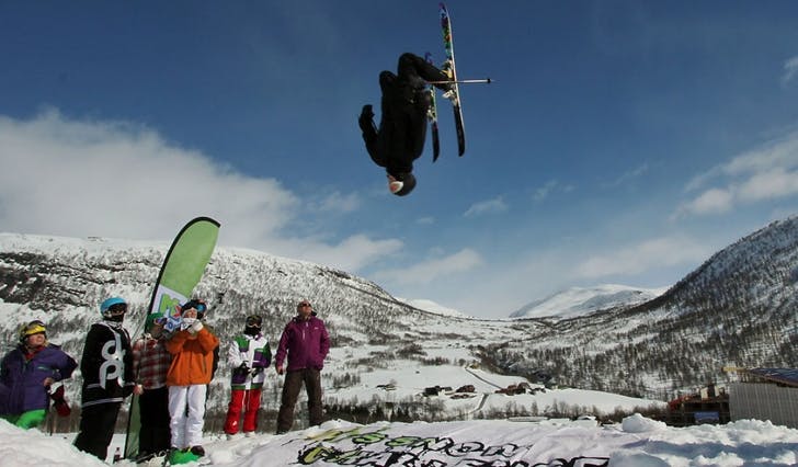 Erik Tangenes var mest akrobatisk av dei med ski. (Privat foto)