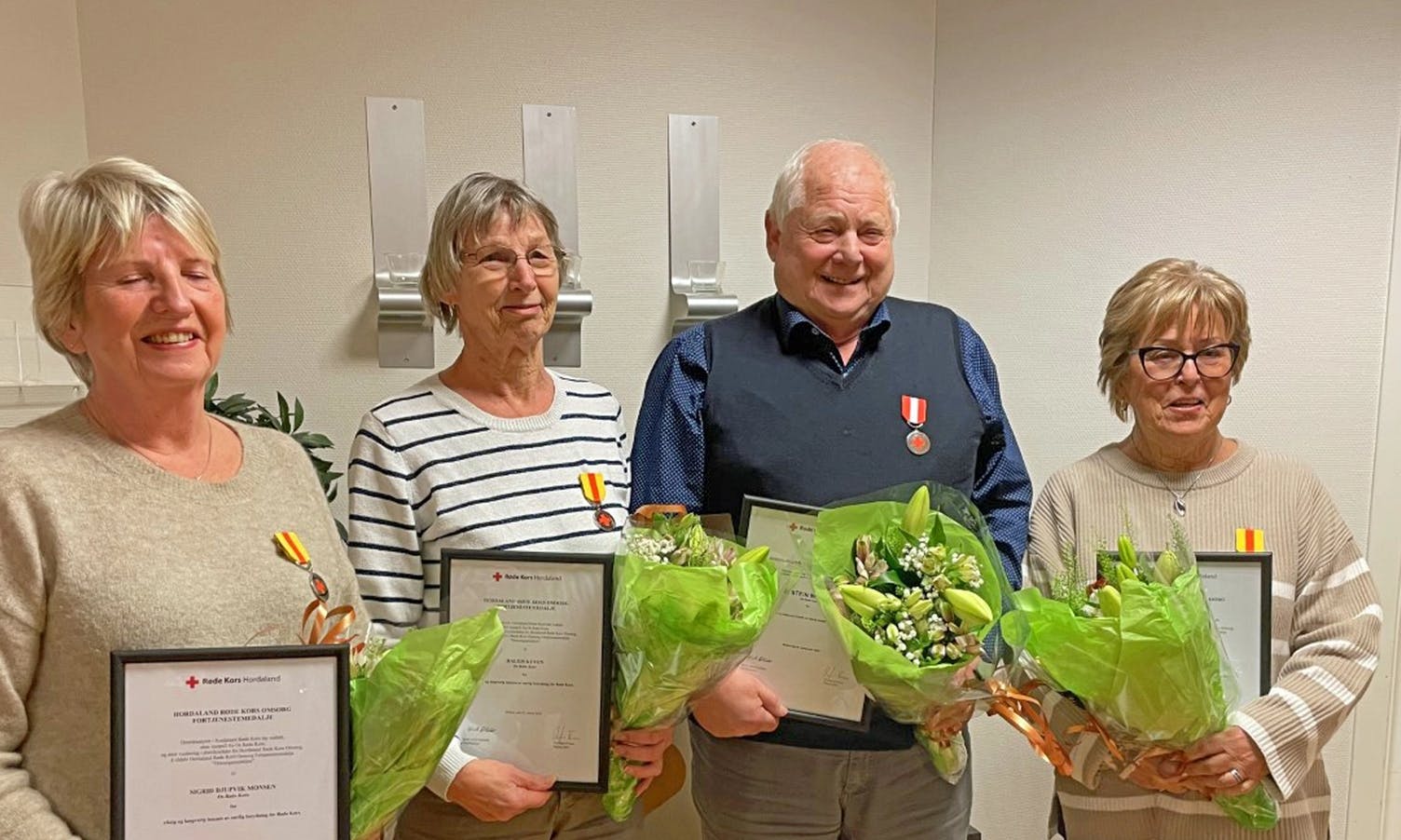 Fire fikk fortjenstmedalje av Hordaland Røde Kors