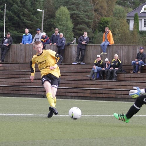 Nær skåring i debuten mot Øystese i september 2016.