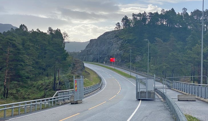 Porten på fylkesvegen frå Åsen til Endelausmarka er stort sett lukka, men var open under LøpE39 i juni. (Foto: Kjetil Vasby Bruarøy)