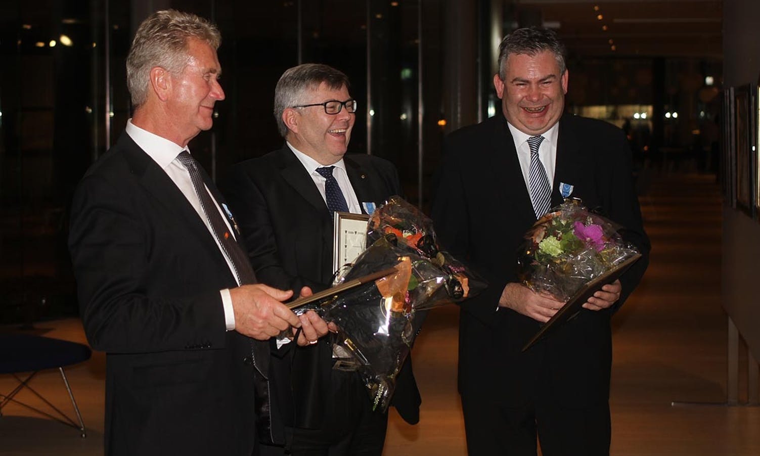 Øystein Nordvik, Terje Sperrevik og Bjørn Matland blei heidra med KS sin hedersmedalje (foto: AH)
