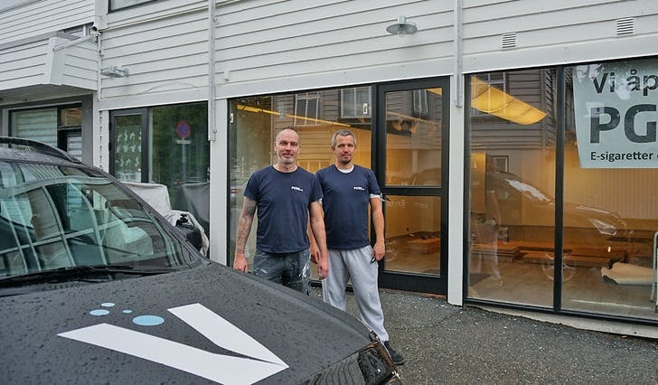 Anders Eskedal (t.v) og Christer Kårdal klargjer i desse dagar ny butikk i Landboden. Butikken skal selja røykeslutt-produkt. (Foto: Kjetil Osablod Grønvigh)