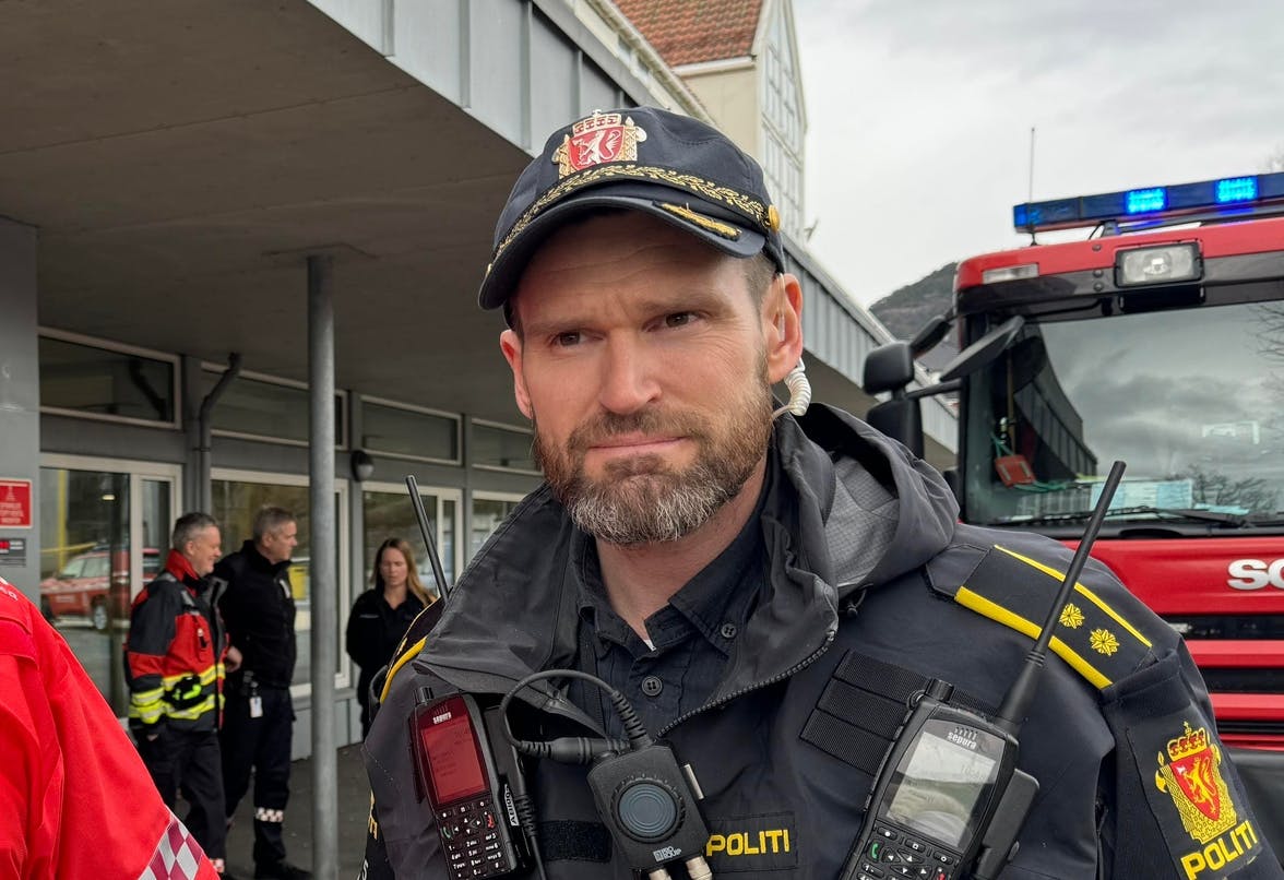 Politioverbetjent Atle Birkeland på staden saman med brannvesenet. (Foto: Susann Haukeland Børnes)