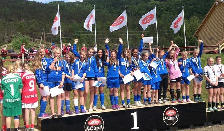 Nore Neset jenter 14 vann 6 av 6 kampar og tok gull i Sogndal. (Privat foto)