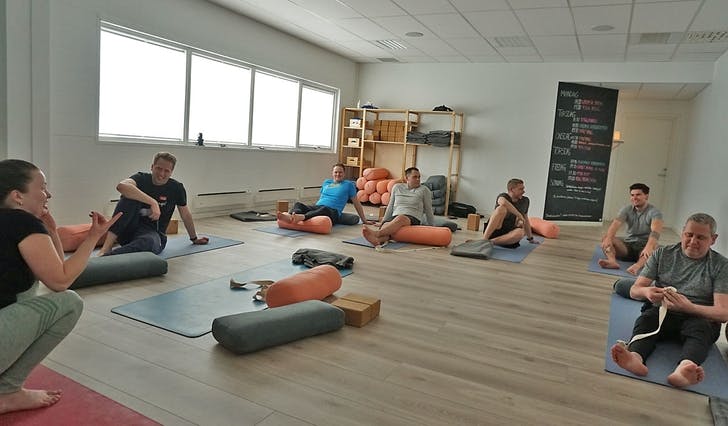 Siste ettermiddag i Herreklubben - kvar måndag i fem veker har Karina Lyssand introdusert 13 menn for yoga. (Foto: Kjetil Osablod Grønvigh)