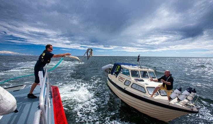 Travel sommer. Redningsskøytene har hatt over 2 500 oppdrag siden 1. mai. Her hjelper redningsskøyta «Horn Rescue» en fritidsbåt utenfor Hvaler. (Foto: RS)