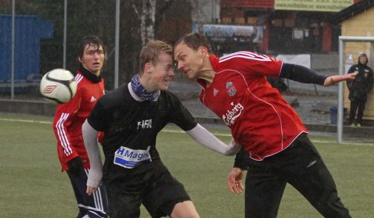 Verken Simen Lassen på FIFA eller Rune Fjellberg på T Ullrich blei skadd i denne duellen i finalen i herrar elite. (Foto: Kjetil Vasby Bruarøy)