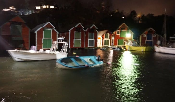 Ein open båt fekk slagside utanfor gamlebutikken i Nordstrøno. Forstrøno og Skorpo er framleis utan straum. (Foto: Kjetil Vasby Bruarøy)