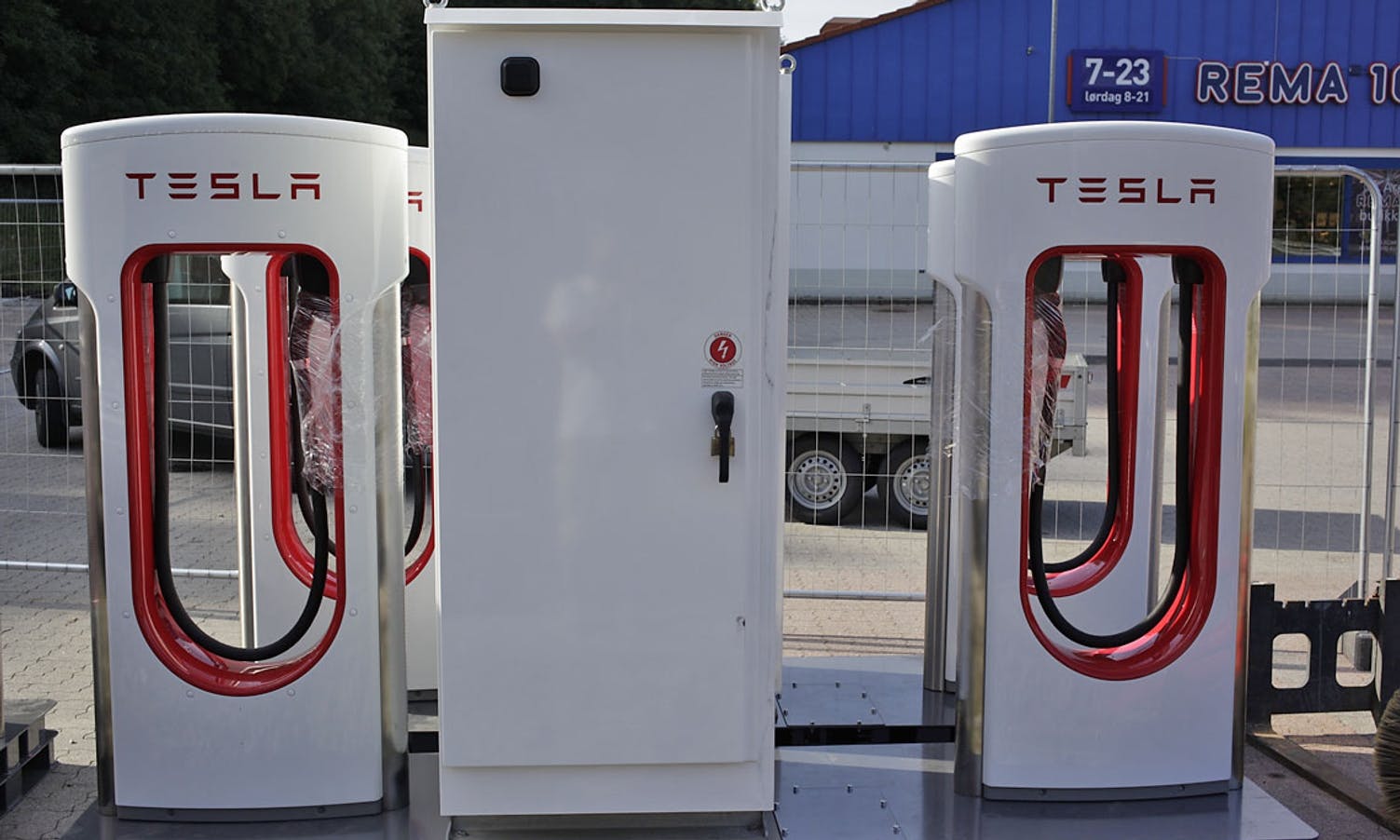 Os har fått ein nyare type Tesla Supercharger. (Foto: KVB)