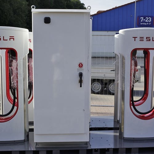 Os har fått ein nyare type Tesla Supercharger. (Foto: KVB)