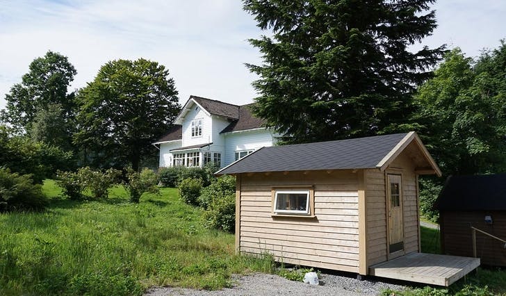 Kuven Farm Camping har både hytte, leilegheit og plass til campingvogn, bubil og telt. (Foto: Kjetil Vasby Bruarøy)