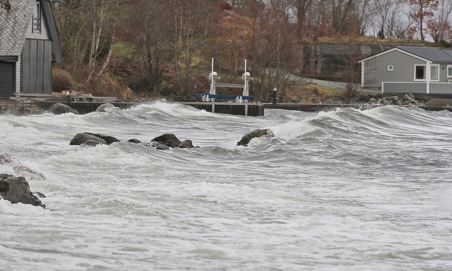 Store bølger rullar inn i Steinnesetfjøra søndag. (Foto: Kjetil Vasby Bruarøy)